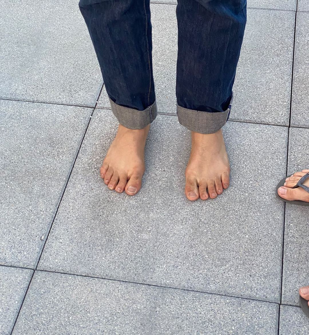 Pieds nus sur une terrasse en béton, jean retroussé