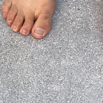 Miniature — pieds nus sur une terrasse